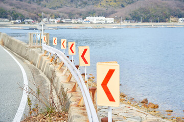 海岸沿いの道路に設置されているカーブ標識