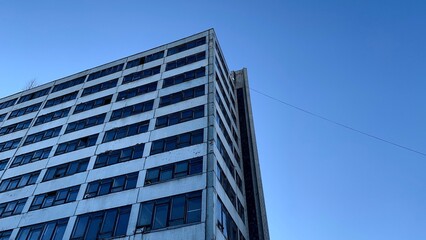 Obraz premium High-rise abandoned office building belonging to an old factory