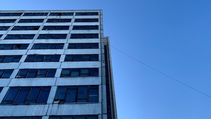 Obraz premium High-rise abandoned office building belonging to an old factory