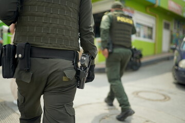 Polizisten mit Waffe in Kolumbien