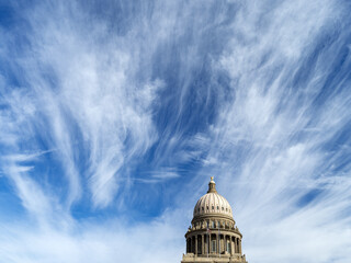 Idaho Capital rotunda dome and wispy clouds - obrazy, fototapety, plakaty
