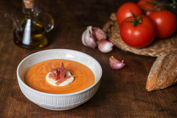 Salmorejo dish with ham and egg, along with the ingredients used for its preparation.