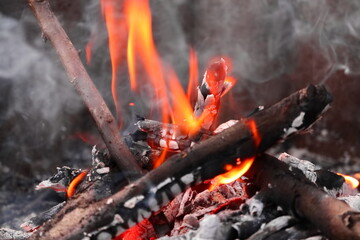 Ognisko, płomienie. Bonfire flames.