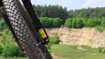 Rower, koło roweru widok na las skały.  Bike, bike wheel, view of the forest rocks.