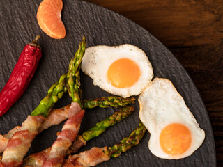 Green asparagus in a black cast-iron skillet.
