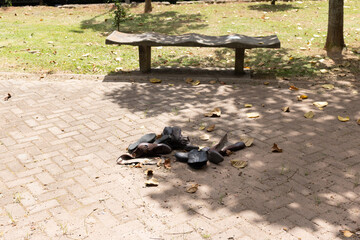 Sapatos jogados numa praça