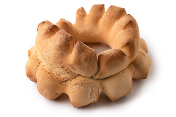 Coccoi, pane tradizionale sardo isolato su fondo bianco 