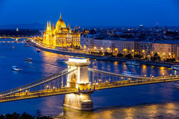 Fototapeta na wymiar Chain Bridge and the Parliament in Budapest at night, Hungary