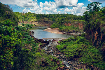 Fototapeta na wymiar lago en medio de la selva parque nacional iguazú