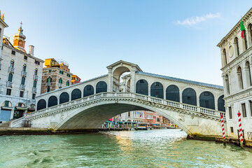 Rialto Bridge in Venice, Italy - obrazy, fototapety, plakaty