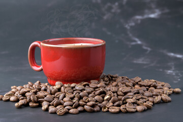 kop warme koffie met koffiebonen