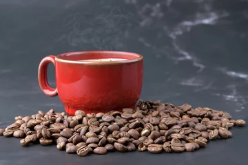 Deurstickers Koffiebar kop warme koffie met koffiebonen