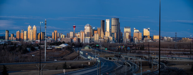 Obraz premium Panoramic view of Calgary's skyline at sunrise.