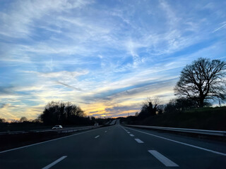 Sur la route en soirée