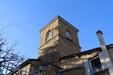 Fototapeta na wymiar Tour carrée de l'ancienne église, vue de l'extérieur, village de Poleymieux au Mont d'Or, département du Rhône, France