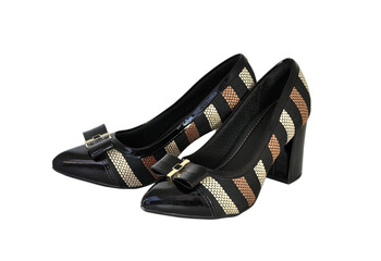 Sapatos de senhora de verniz fechado na frente de salto alto, pretos com laço e acabamento em metal ao centro na frente