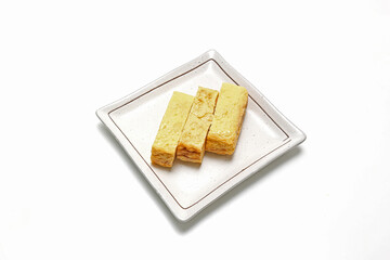 白背景の皿にのせただし巻き卵