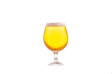 szklany kielich z piwem na białym tle