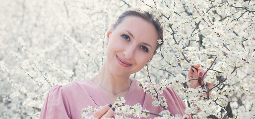 Natural beauty and parfume cosmetics. Young beautiful brunette woman in spring blossom garden - 486974191