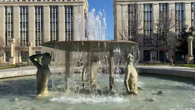 Fontaine, place Th&eacute;ssalie &agrave; Montpellier, Occitanie