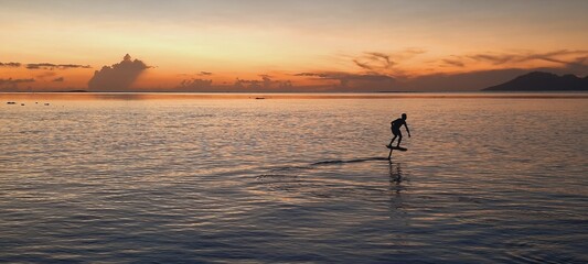 Foil surfing sur le lagon de Tahiti face à moorea