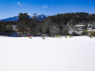 冬の松原湖　氷結した湖面でのワカサギ釣りと八ヶ岳連峰の風景、長野県南佐久郡、小海町