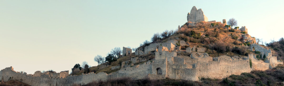 Vue sur le château de Crussol en Ardèche France