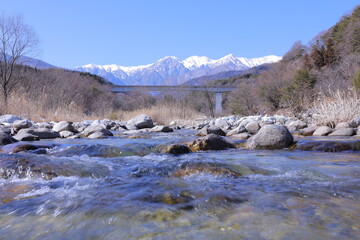 2月の中央アルプスと与田切川