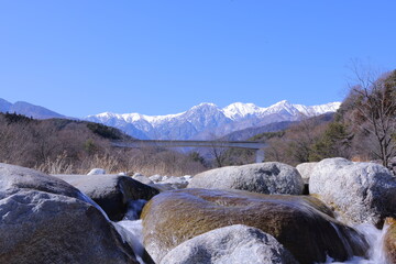 2月の中央アルプスと与田切川