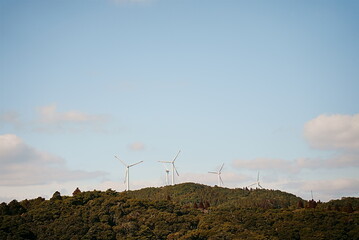 山の上にある自然エネルギーの風力発電