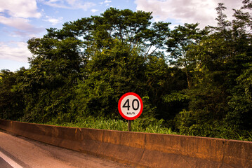 Placa de velocidade na Br 381, próximo a Belo Horizonte - obrazy, fototapety, plakaty