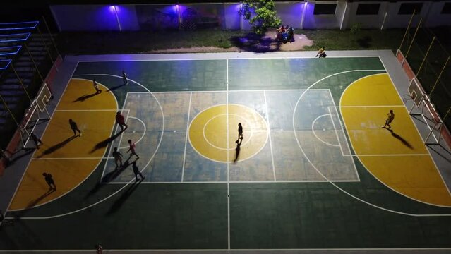 Jugando futbol con los amigos en una cancha de concreto