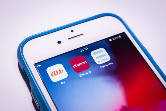 Kumamoto, Japan - Nov 10 2019 :
Icons of au by KDDI, NTT docomo and SoftBank, three giant mobile carriers in Japan, on iPhone screen. This three carriers account for about 80% of total share in Japan.