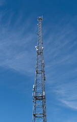 Obraz premium Base stations and antennas on metal telecommunications tower.