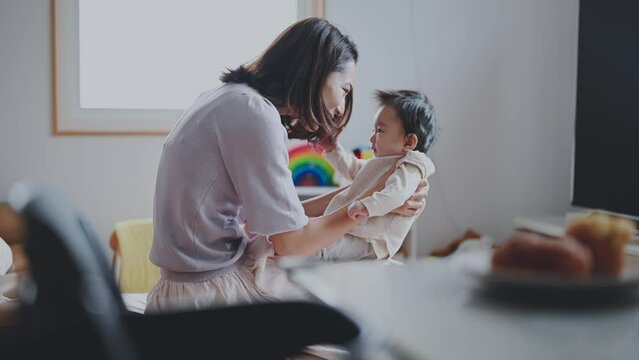赤ちゃんとお母さんのふれあい