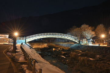 ライトアップされた木造の大きな橋