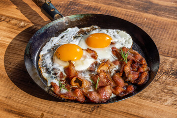アウトドアの朝食　Breakfast set at an outdoor campsite 