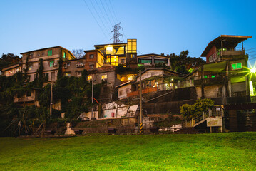 Fototapeta premium Taipei treasure hill artist village in Taipei, Taiwan at night