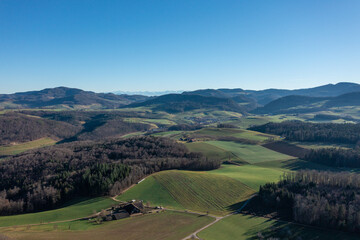 Luftaufnahme von h&uuml;geliger Landschaft mit blauem Himmel