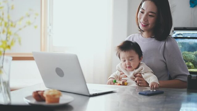 オンラインでビデオ電話をする赤ちゃんとお母さん