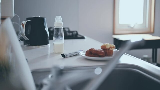 哺乳瓶がある無人のキッチン