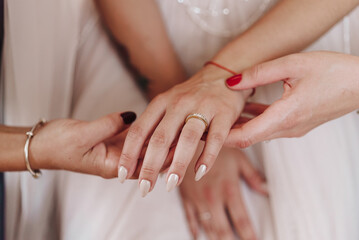Obraz na płótnie Canvas The bride shows her friends her wedding ring