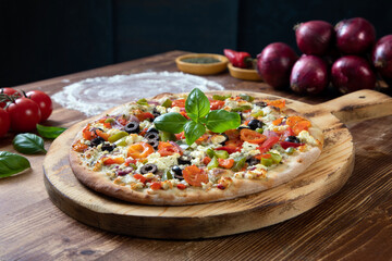 pizza vegetariana con verdure 