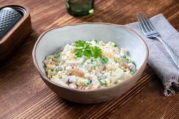 pasta fusilli tricolore con prosciutto e piselli