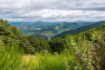 Vallée de Courgoul avec toutes ses montagnes verdoyantes aux alentours prise depuis les sommets du sentier aux loups