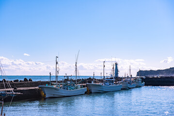 Fototapeta premium 千葉県勝浦市の漁港に停泊した漁船