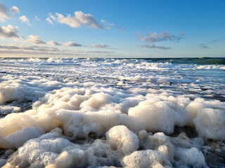 Die Ostsee mit Brandung beim Sturm