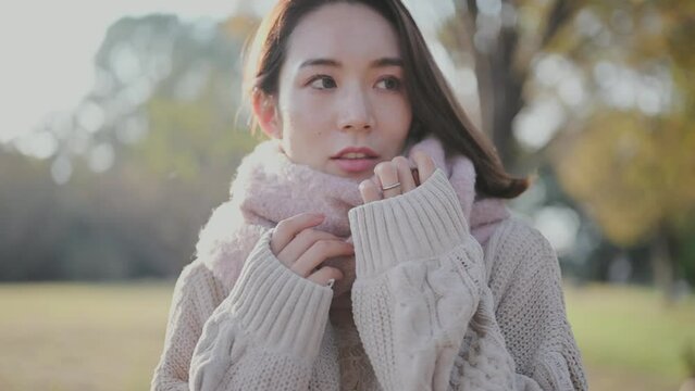 寒そうにしている冬ファッションの女性・ポートレート