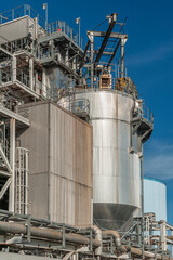 Obraz premium pipeline and cylinder in oil refinery plant