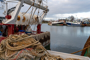 Port de pêche de Honfleur sur la côte normande dans le département du Calvados en France avec des bateaux à quai - obrazy, fototapety, plakaty